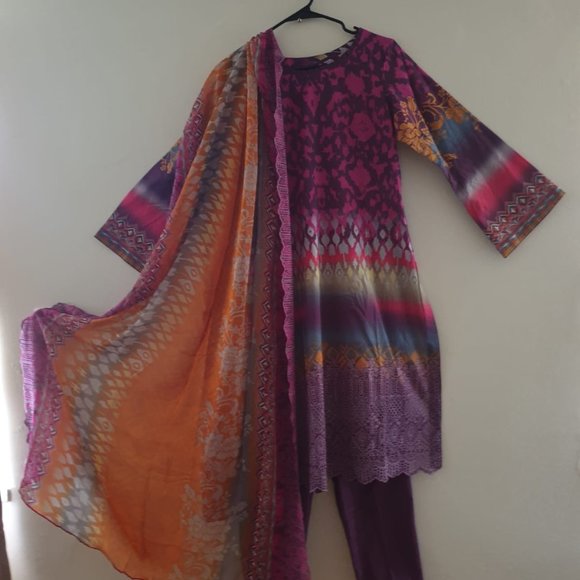 Magenta 3-Pcs lawn suit Embroidered - Picture 5 of 8